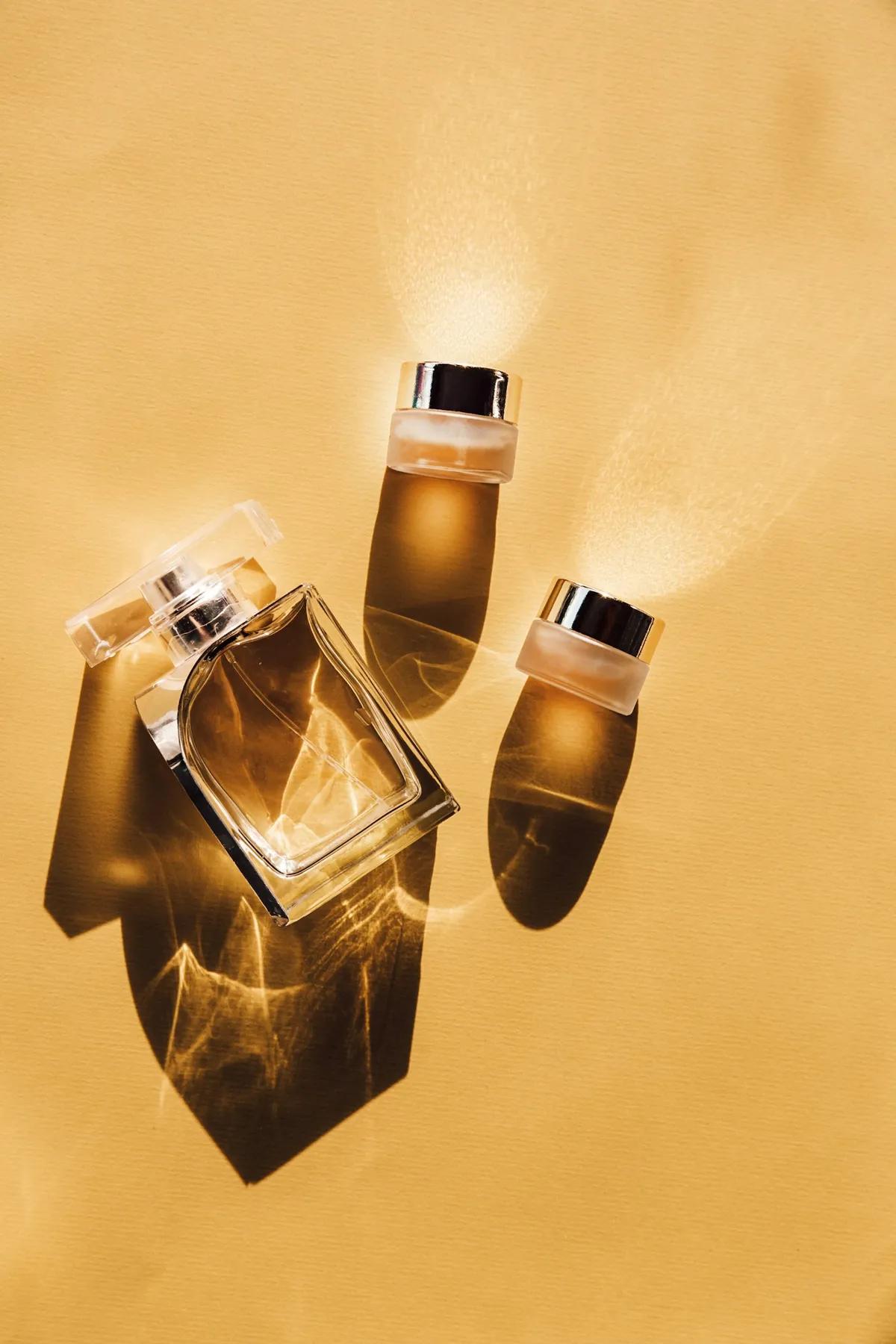 Flacons de parfum dans la lumière