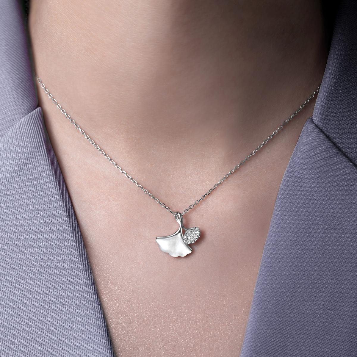 Collier feuille élégante